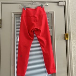 ALO yoga pants in Barbie pink in perfect condition size small